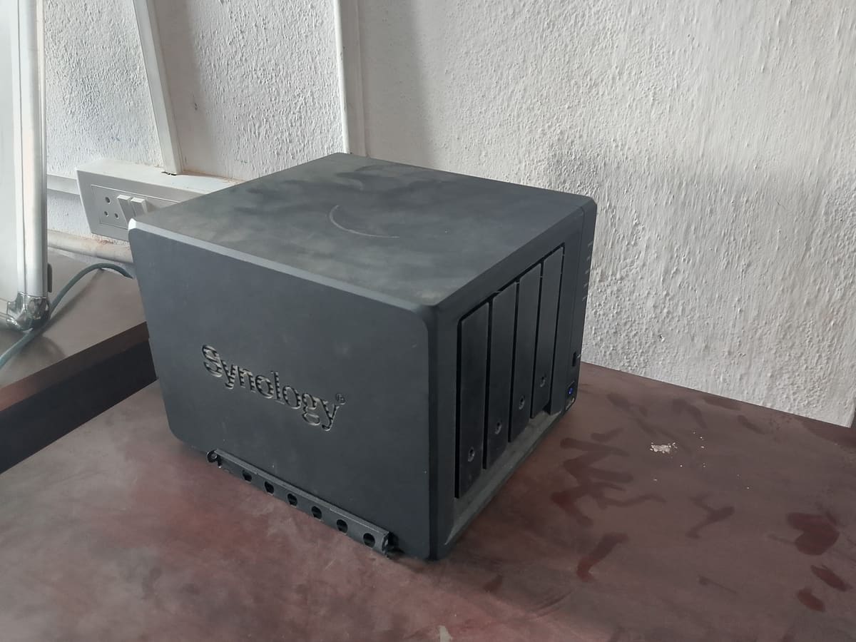 Network storage server and IT infrastructure installation